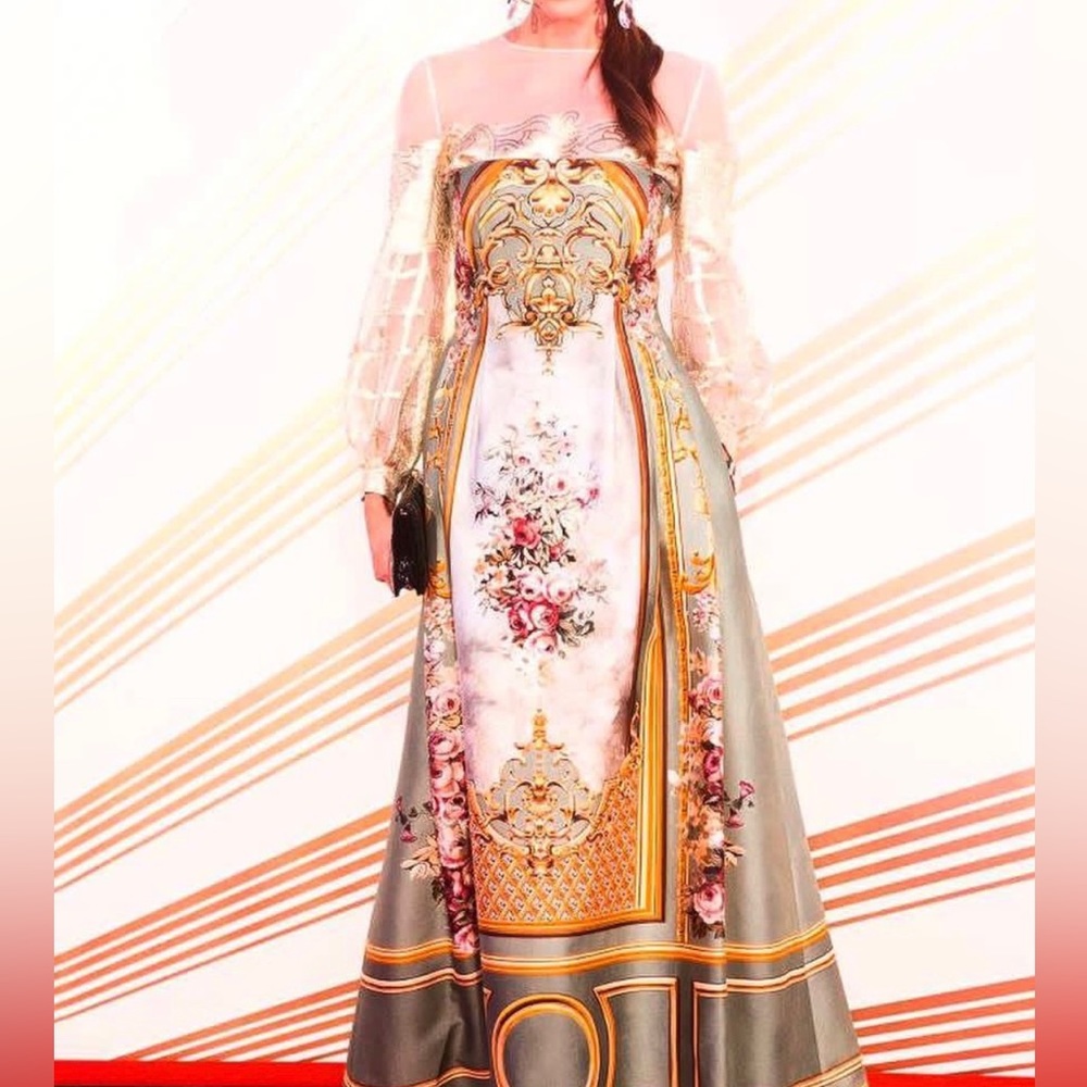 Beautiful Alberta Ferretti gown. Size 6US, Silk. With pockets. Worn twice.